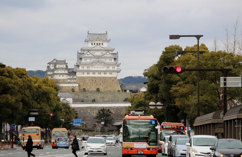 世界文化遺産・国宝 姫路城。その右側に播磨国総社 射盾兵主神社があります。