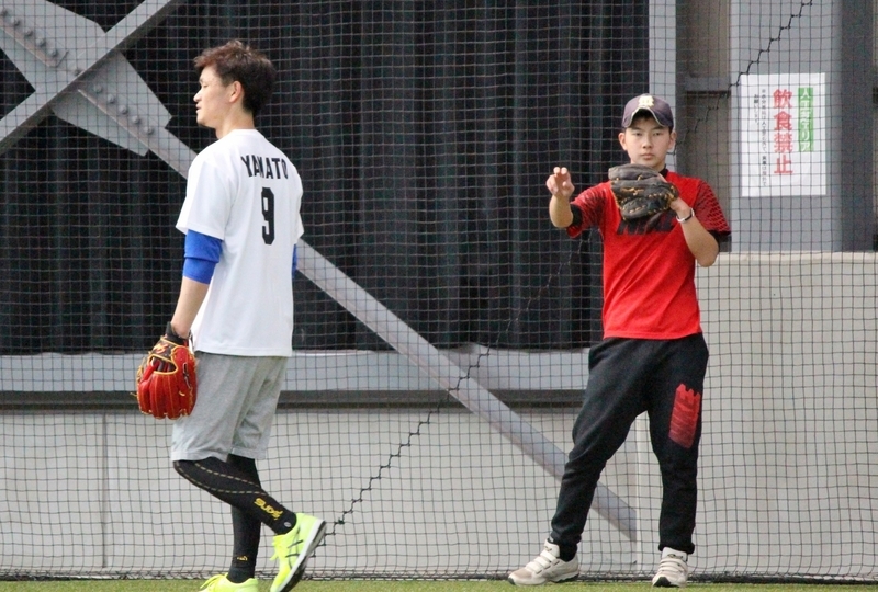 道山さんの息子さん・中学生の桃太郎くん(右)。大和選手の守備を見て勉強中です。