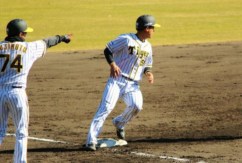 板山選手のタイムリーで小宮山選手も三塁へ。