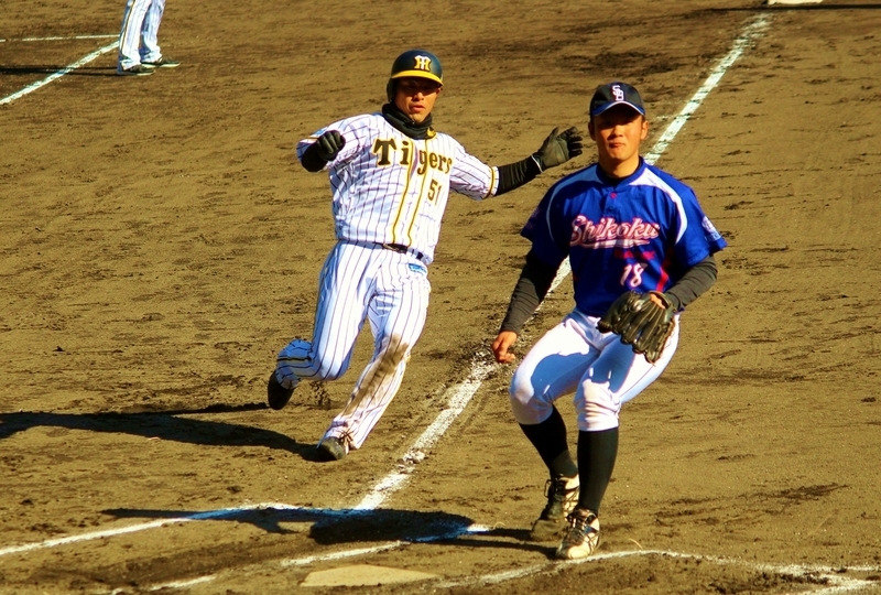 6回無死二、三塁でまた暴投。三塁から生還した伊藤隼選手。