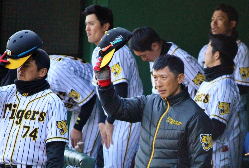 試合終了時、四国銀行の選手たちの挨拶を受けた阪神ベンチ。矢野監督も帽子を取って応えます。