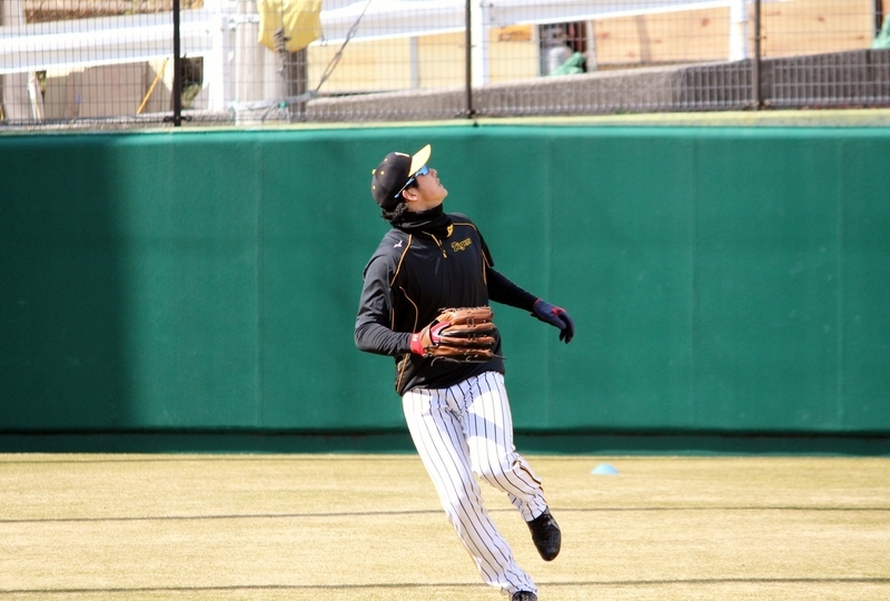 外野でノックを受ける横田選手。1球だけ軽くスライディングキャッチも。