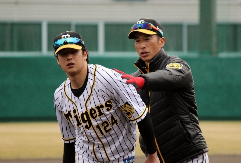 矢野監督が直接、横田選手の背中を触って説明。