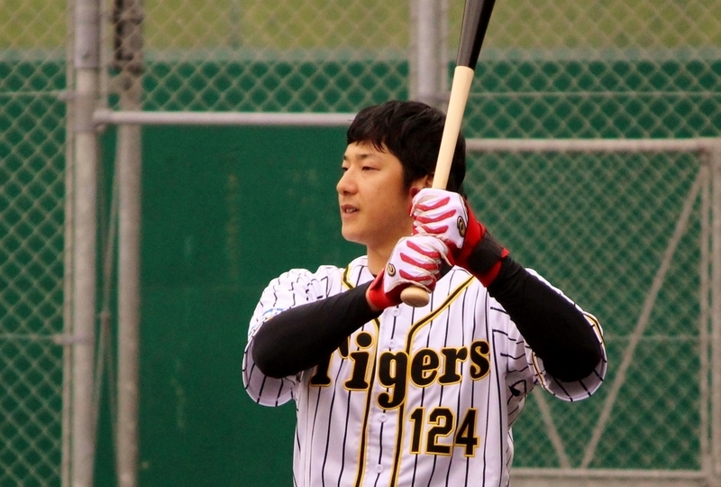 17日に屋外で初めてフリー打撃を行った横田選手。写真は16日のロングティーのものです。