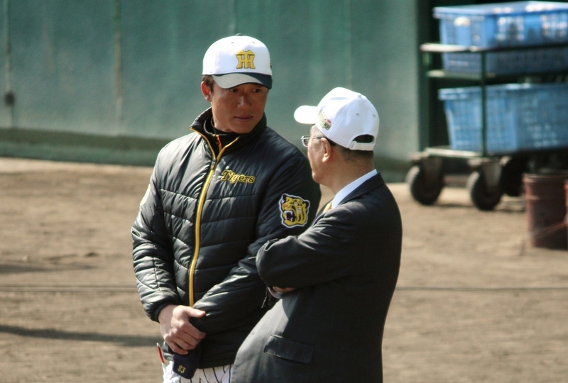 坂井オーナー(右)は、途中で新井コーチとも話をされていました。