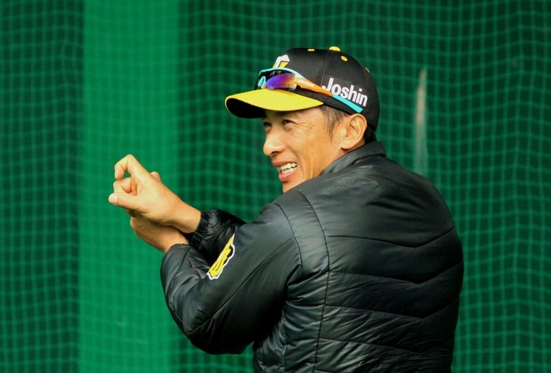 ブルペンで伊藤和投手が投げる打席に立つ矢野監督。