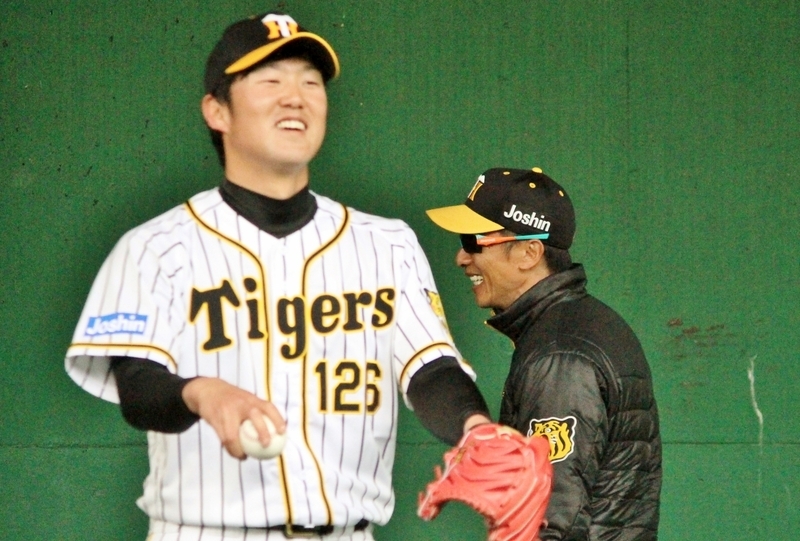 投球動作に入ったところで福原コーチが大きなクシャミ！思わず止めた歳内投手と、後ろで大笑いの矢野監督。