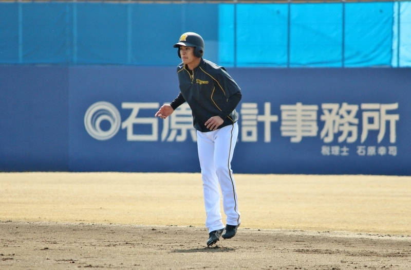 これは試合前の走塁練習の写真。植田選手の足は1軍でも武器です。