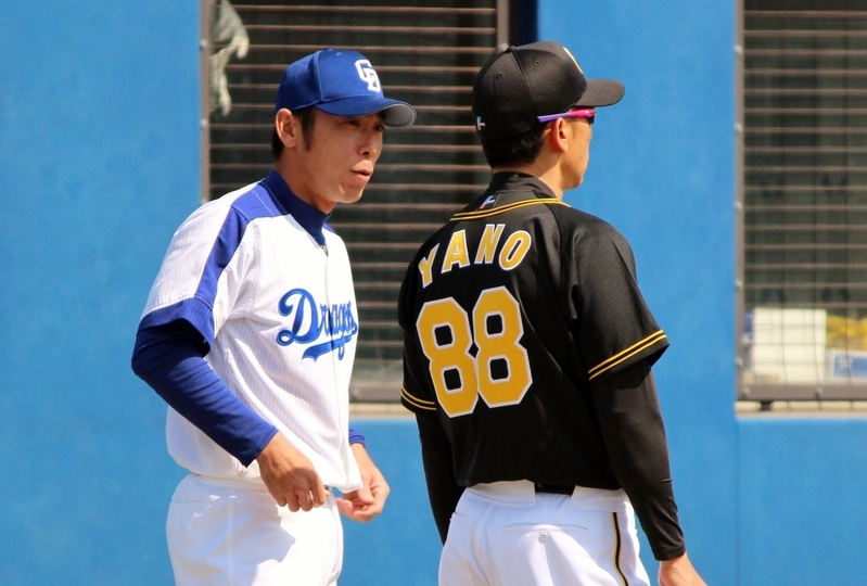 ドラゴンズ一筋、23年目の荒木選手(左)と矢野監督。