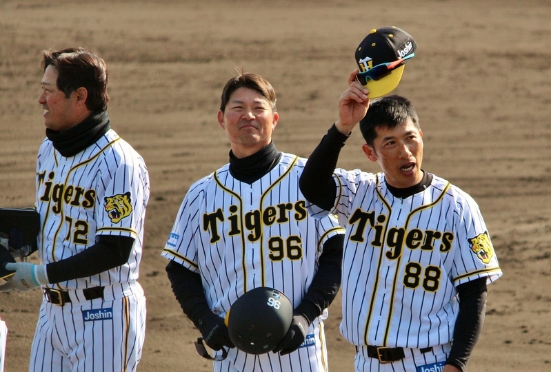 スタンドに帽子を取って振る矢野監督(右)、笑顔の筒井コーチ(中)、高橋コーチ(左)。