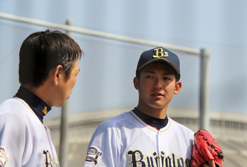 オリックスの先発バッテリーは19歳の山崎颯投手(右)と35歳の山崎勝選手。