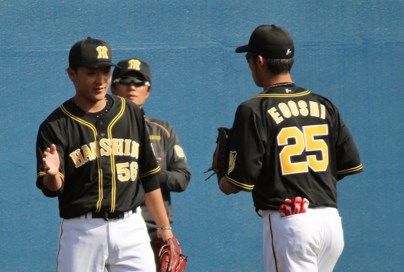 7回を三者凡退の松田投手(左)は、右飛を好捕した江越選手を待ちます。