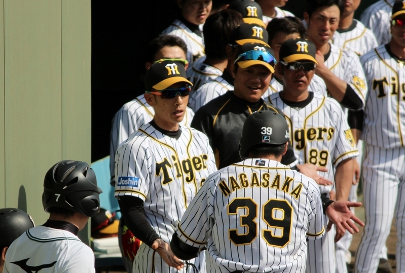 長坂選手の今季1号。打席はおろか塁を回る写真も失敗…これが最初です。