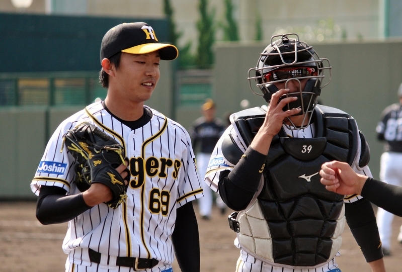 7回、1死球があったものの併殺で仕留めて戻る島本投手(左)と長坂選手。