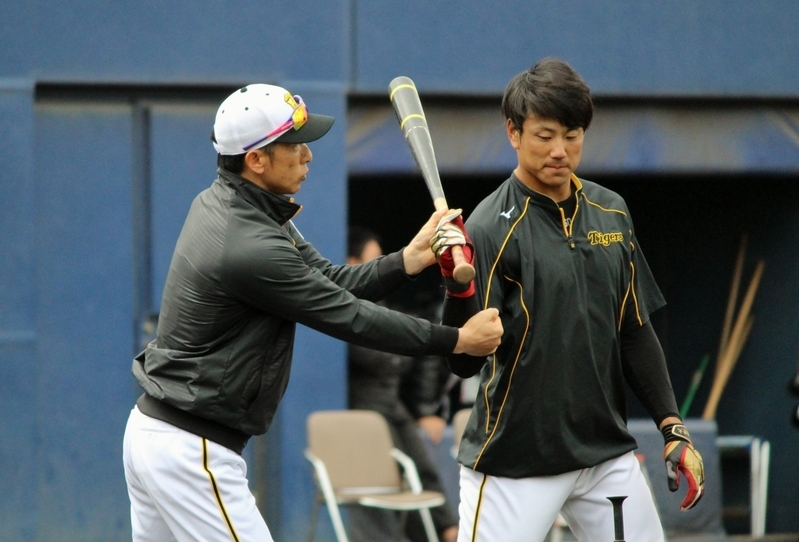 14日、日本ハム戦前の練習で中谷選手(右)にアドバイスを送る矢野監督(左)。