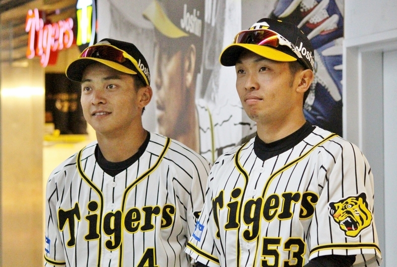 開門時にお客様を出迎えるルーキーコンビ。熊谷選手(左)と島田選手。