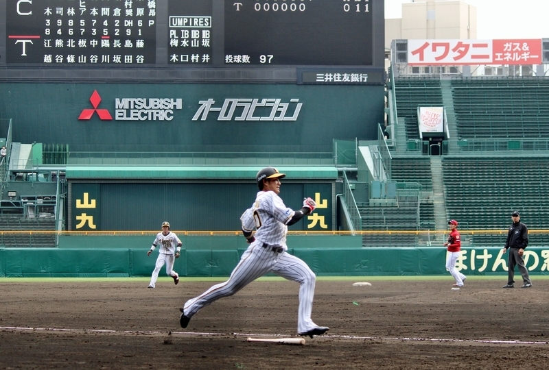 四球を選んだ中谷選手が爆走中！陽川選手の二塁打で一気にホームへ。