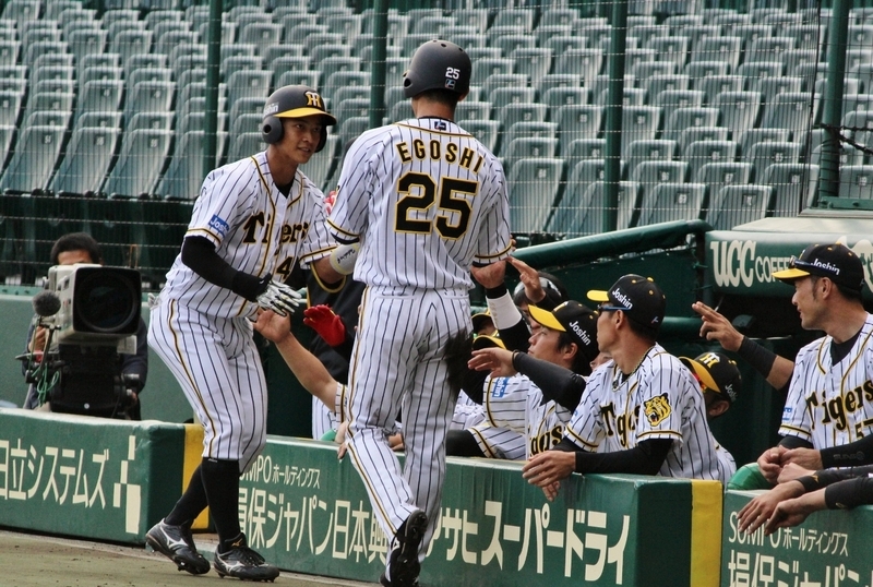 8回1死三塁で犠飛の熊谷選手(左)と生還した江越選手がベンチ前で遭遇。