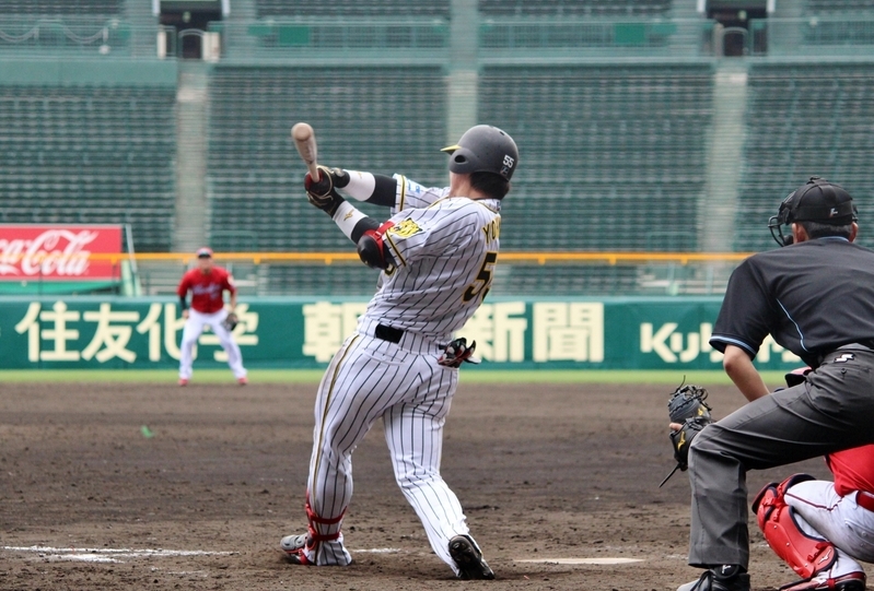 7回1死一塁で左越えタイムリー二塁打の陽川選手。(実はこれ、9回の左飛の写真です…)