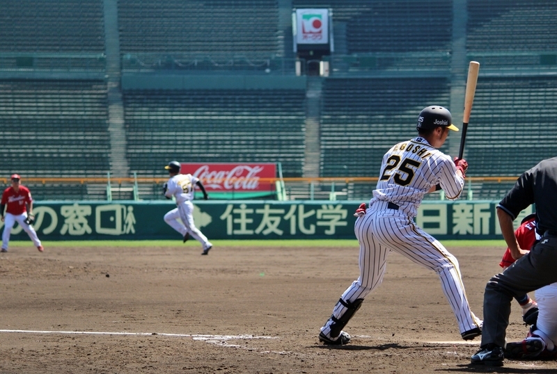 4回、2点タイムリーのあと江越選手(右)の打席で軽やかに走る岡崎選手(奥)。