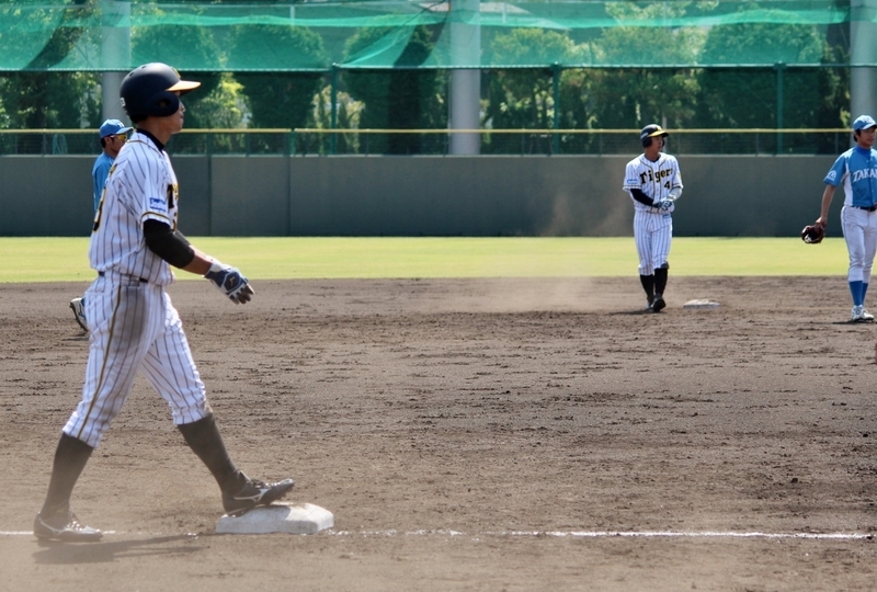 4回1死一、二塁で重盗を決めた島田選手(手前)と熊谷選手(奥)。