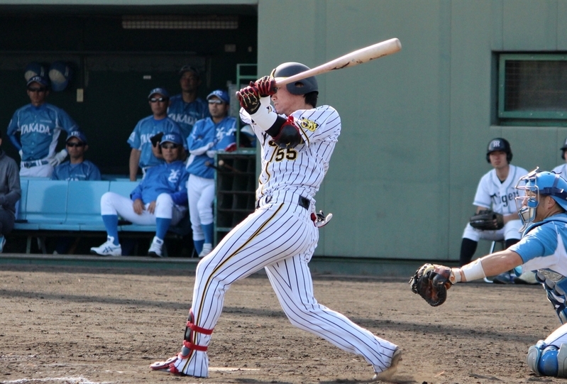 8回、陽川選手が走者一掃の3点二塁打！