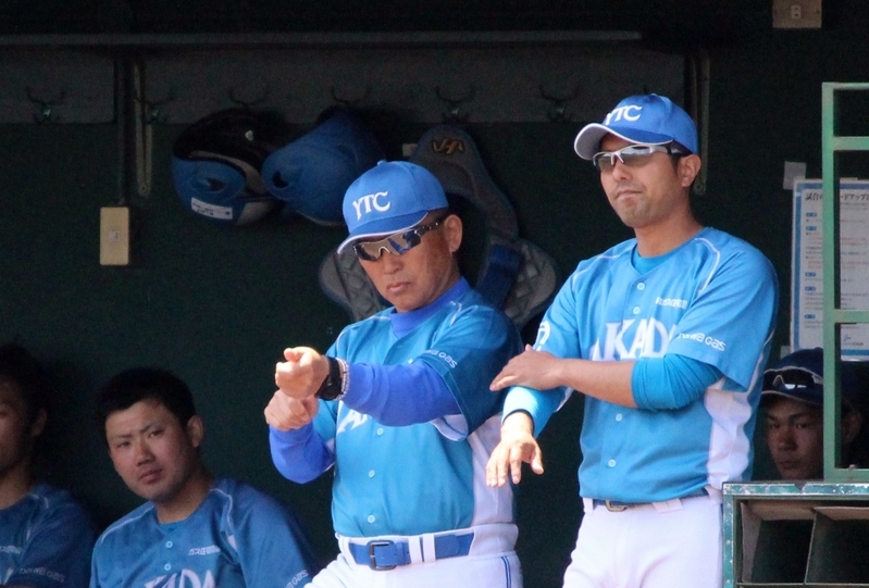 大和高田クラブの佐々木恭介監督。ベンチの中でも存在感がありますねえ。三塁コーチにサインを出しているところ？