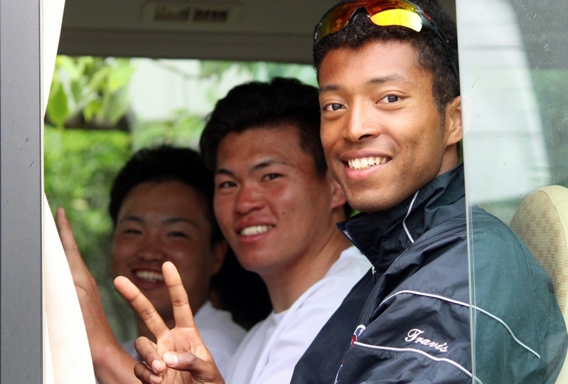 帰りのバスにて、右からトラヴィス投手、早藤投手、村田選手。