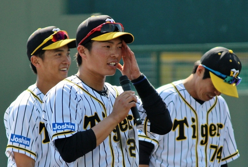 ヒーロースピーチの北條選手。右は藤本コーチ、左は熊谷選手。笑っています。
