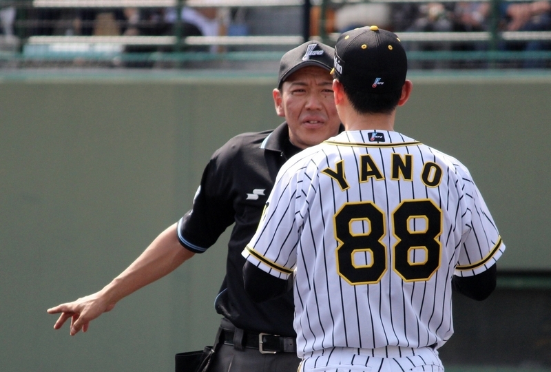 6回、大山選手の本塁憤死に関して芦原球審に説明を求める矢野監督。