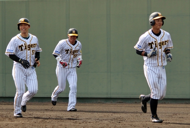 これで生還した(右から)代走の熊谷選手、陽川選手、伊藤隼選手。