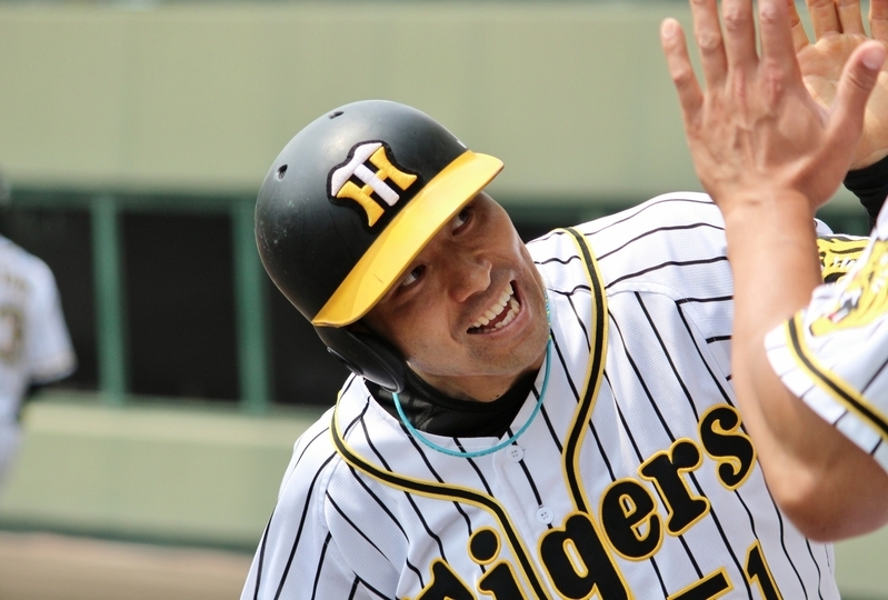 4回に二塁打を放ち、陽川の右前打で生還した伊藤隼選手。この日は3安打でした。