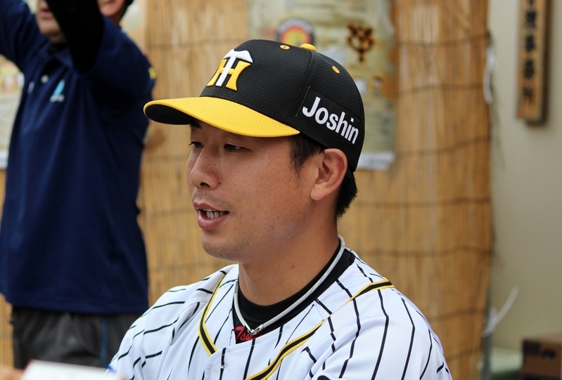 試合前のサイン会は両チーム計4人が担当。阪神は写真の石崎投手と馬場投手でした。