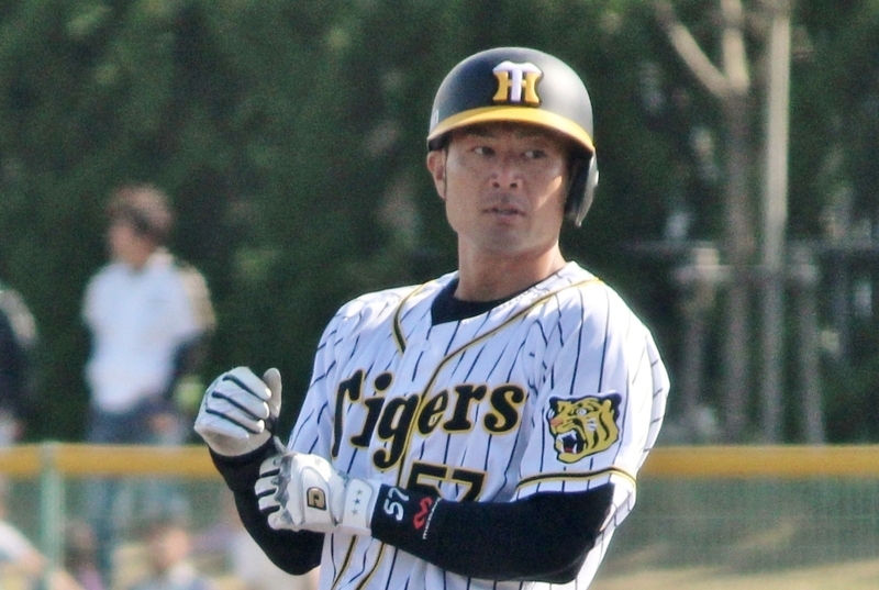 虎の仕事人・岡崎選手です。同点タイムリーを打ち、一塁で。