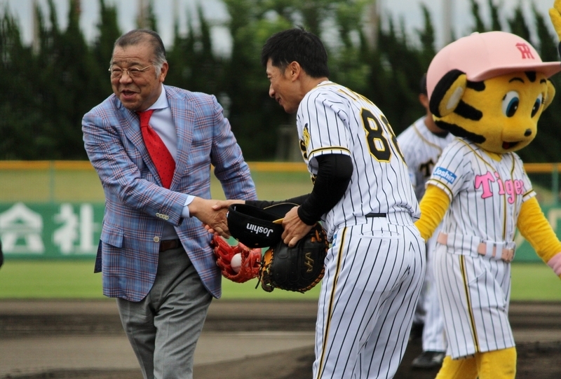 終わって矢野監督(右…はラッキー？では中央？)と握手をして戻る掛布SEA。