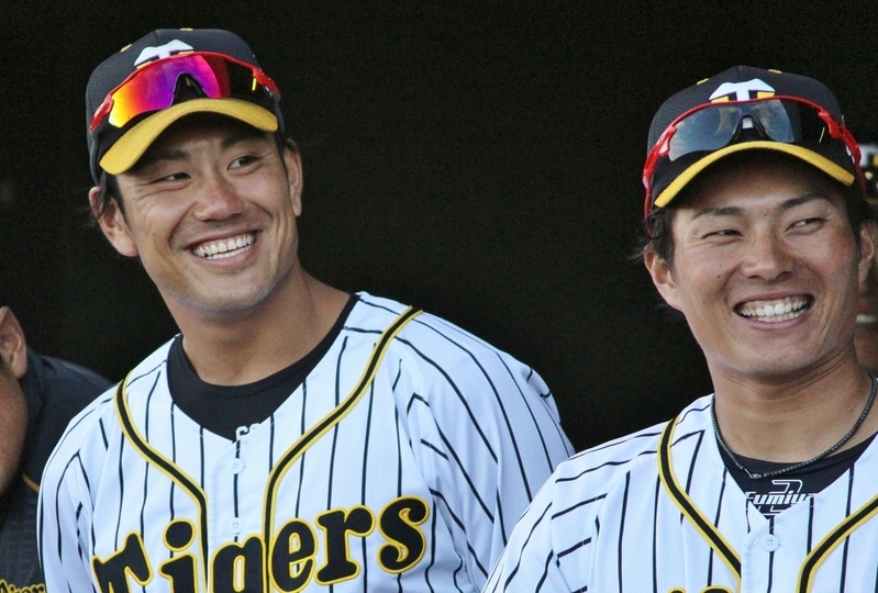 19日の野球教室で島田選手が挨拶するところを見て笑う中谷選手(左)と北條選手(右)。