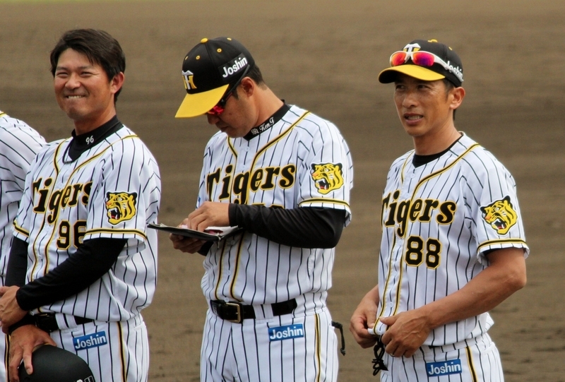 試合後の整列。右からスピーチに期待？矢野監督、手帳に急いでメモ中の高橋コーチ、いつも笑顔の筒井コーチ。