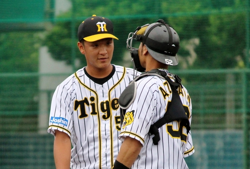 今季初のフル出場だった小豆畑選手(右)と最後を締めた松田投手。