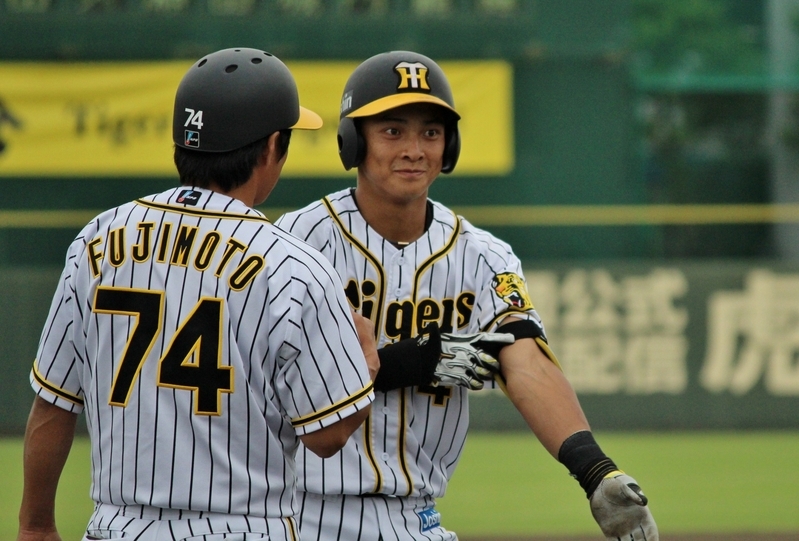 7回、タイムリー二塁打を放って送球間に三塁へ到達した熊谷選手。