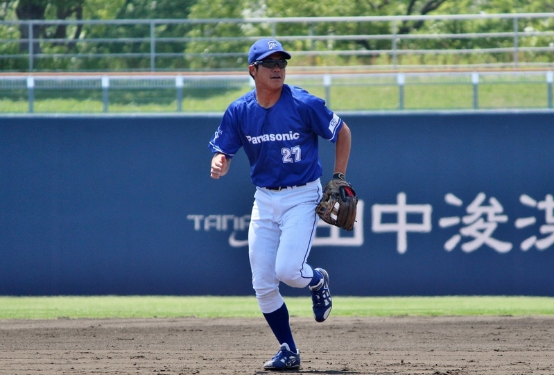 4日の試合前、シートノックで走る阪口選手。