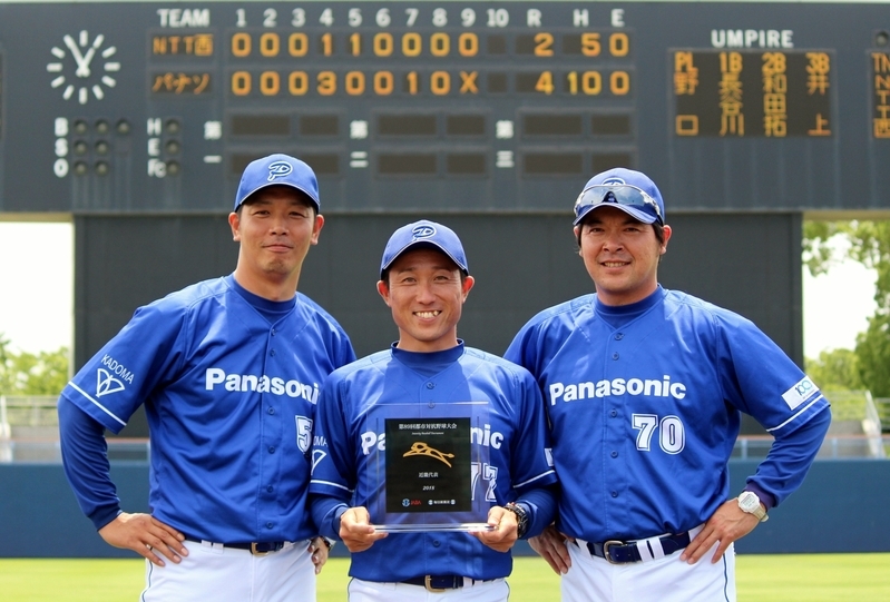 田中充コーチ(左)、田中篤史コーチ(右)、後界コーチ(中)。