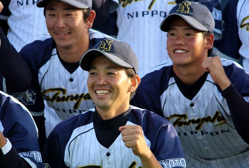 笑顔いっぱいのガッツポーズ。中央が榎田宏樹投手です。