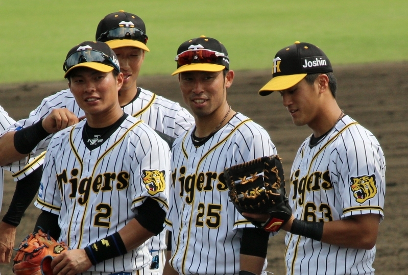 試合後の整列。坂本選手のスピーチを聞く(左から)北條選手、西田選手、江越選手、板山選手。