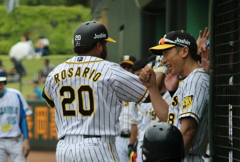 ロサリオ選手をベンチで迎える矢野監督(右)。