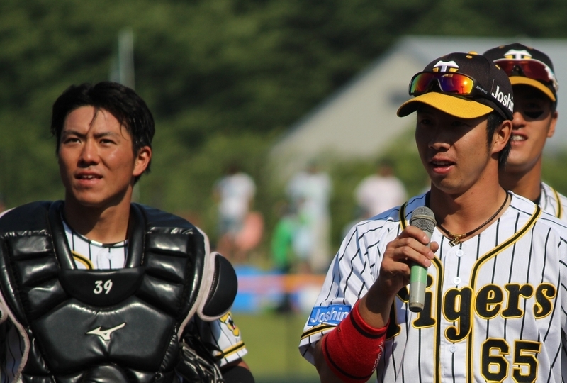 緒方選手のスピーチ中、隣で笑顔を見せる長坂選手(左)。充実感が顔に満ちていますね。