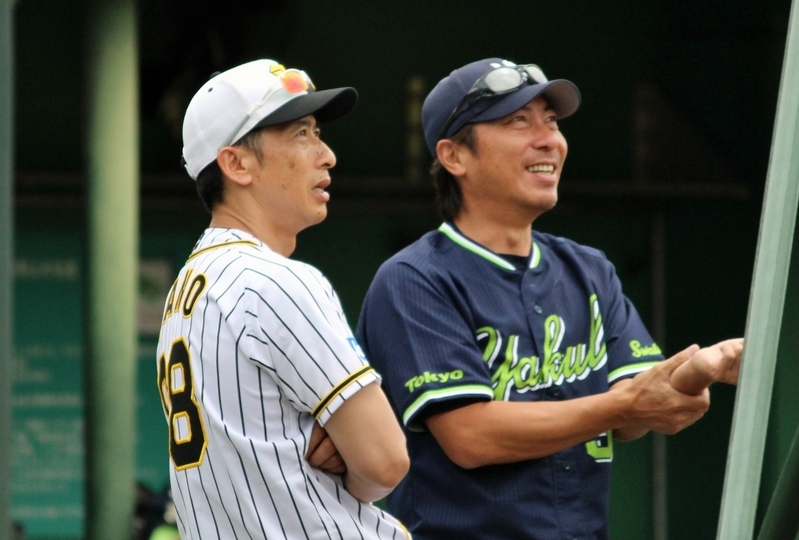 練習中に話をする阪神・矢野燿大監督(左)とヤクルト・高津臣吾監督。おふたりは同い年なんですね。