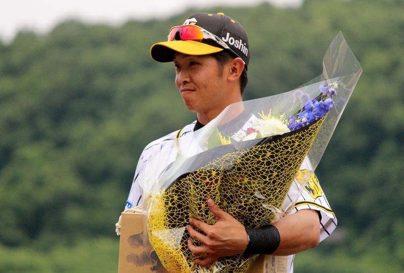23日の試合前セレモニーで花束を受け取った島田選手。