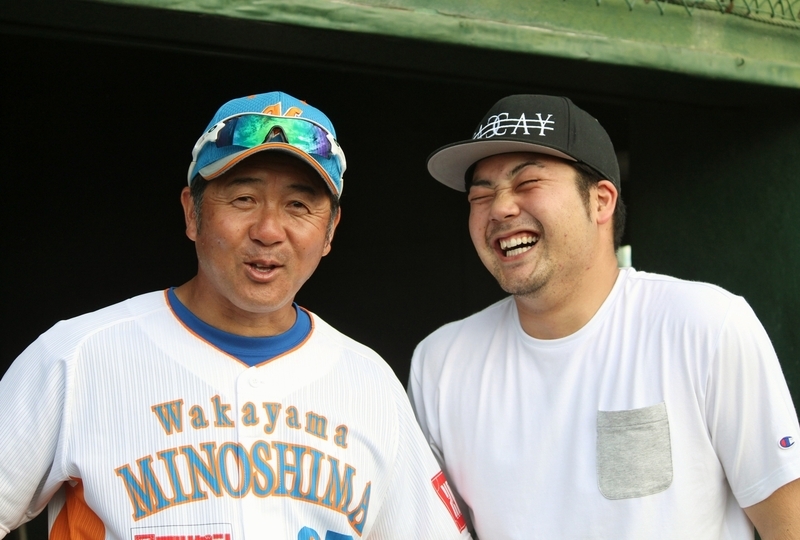 原井コーチ(左)との2ショット。どれだけ嬉しいのか、ものすごい笑顔の穴田さん。
