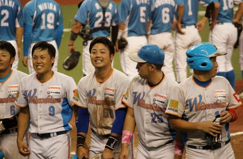 昨年の全日本クラブ選手権で優勝！穴田選手は中央に。いい笑顔ですね。写真はチーム提供。