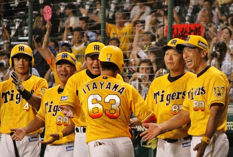 板山選手を迎えるベンチ。矢野監督(右)も笑顔いっぱいです。